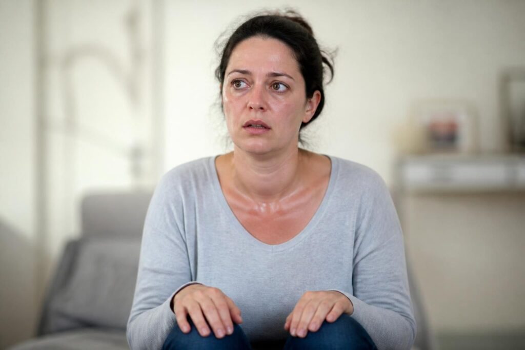 découvrez les symptômes clés de l'hyperthyroïdie chez la femme et apprenez quand consulter un médecin pour un diagnostic précoce et un traitement adapté.