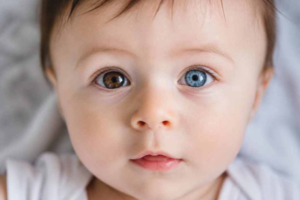 découvrez pourquoi la couleur des yeux de bébé peut varier et changer au fil du temps, et comprenez les facteurs qui influencent ces transformations naturelles.